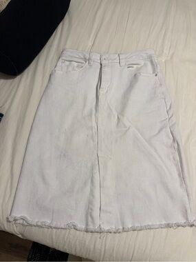 Gibson Latimer White Denim Midi Skirt with Frayed Hem